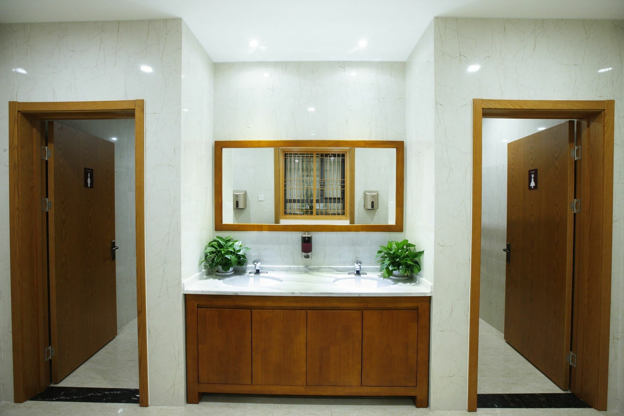 Beijing Dongdan Hotel Near Wangfujing Street,Tian'Anmen Square,The Forbidden City,Free Self-Service Laundry Room Екстериор снимка